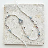 Collar hecho a mano con flores frescas color agua